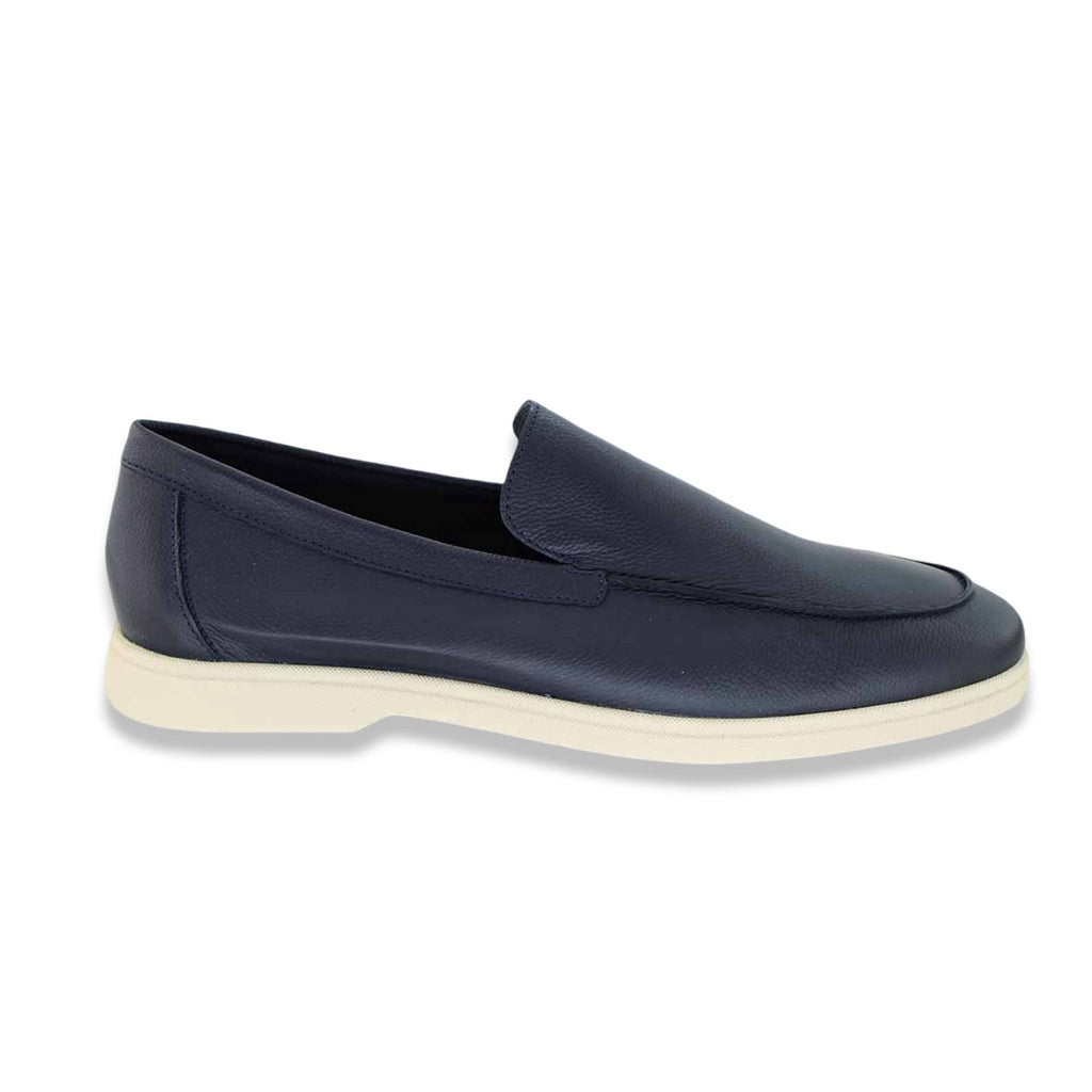 Frau primula pelle blu